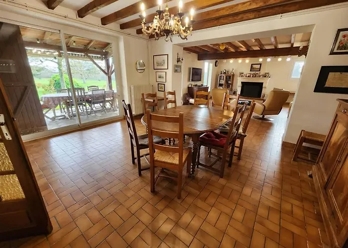 Spacious House With Large Garden In בית נופש Valdivienne