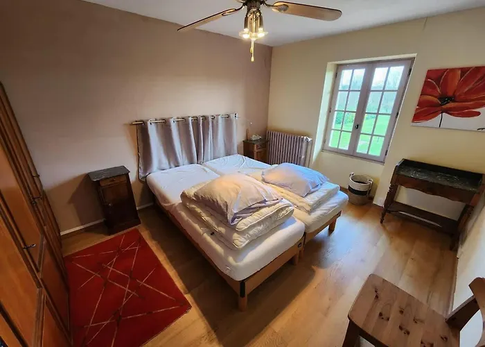 Spacious House With Large Garden In בית נופש Valdivienne