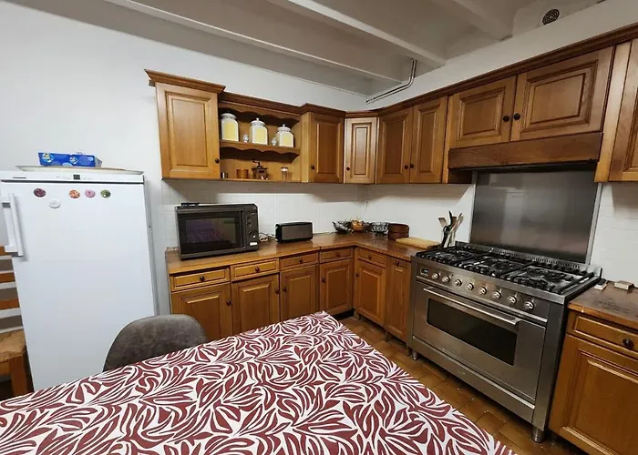 Spacious House With Large Garden In בית נופש *