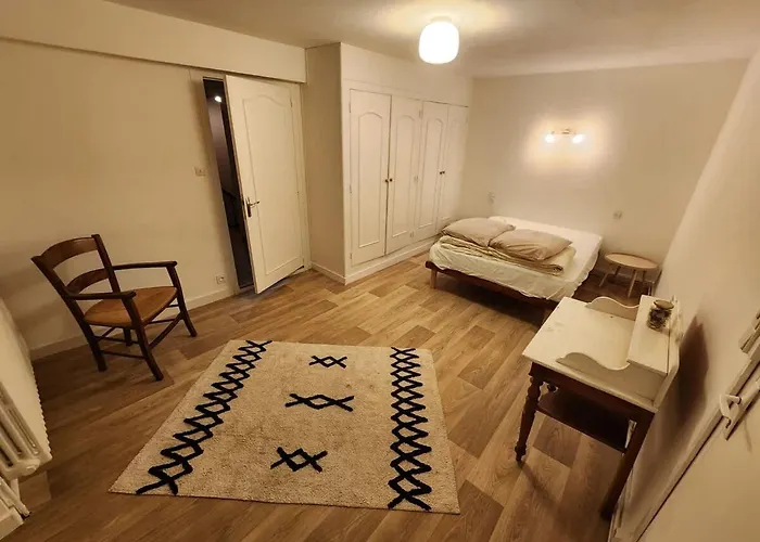 Spacious House With Large Garden In בית נופש