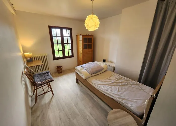 Spacious House With Large Garden In בית נופש