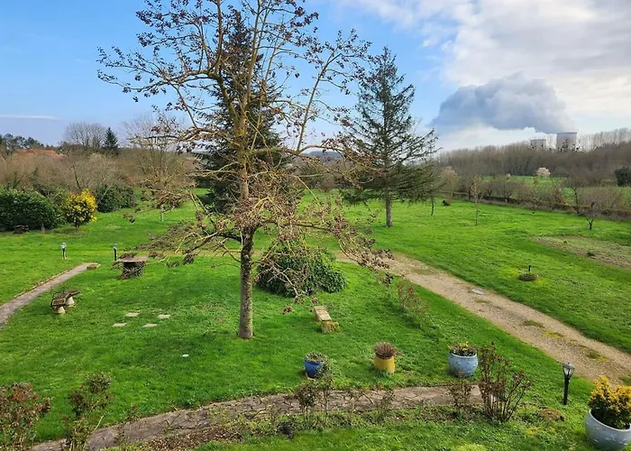 Spacious House With Large Garden In בית נופש *